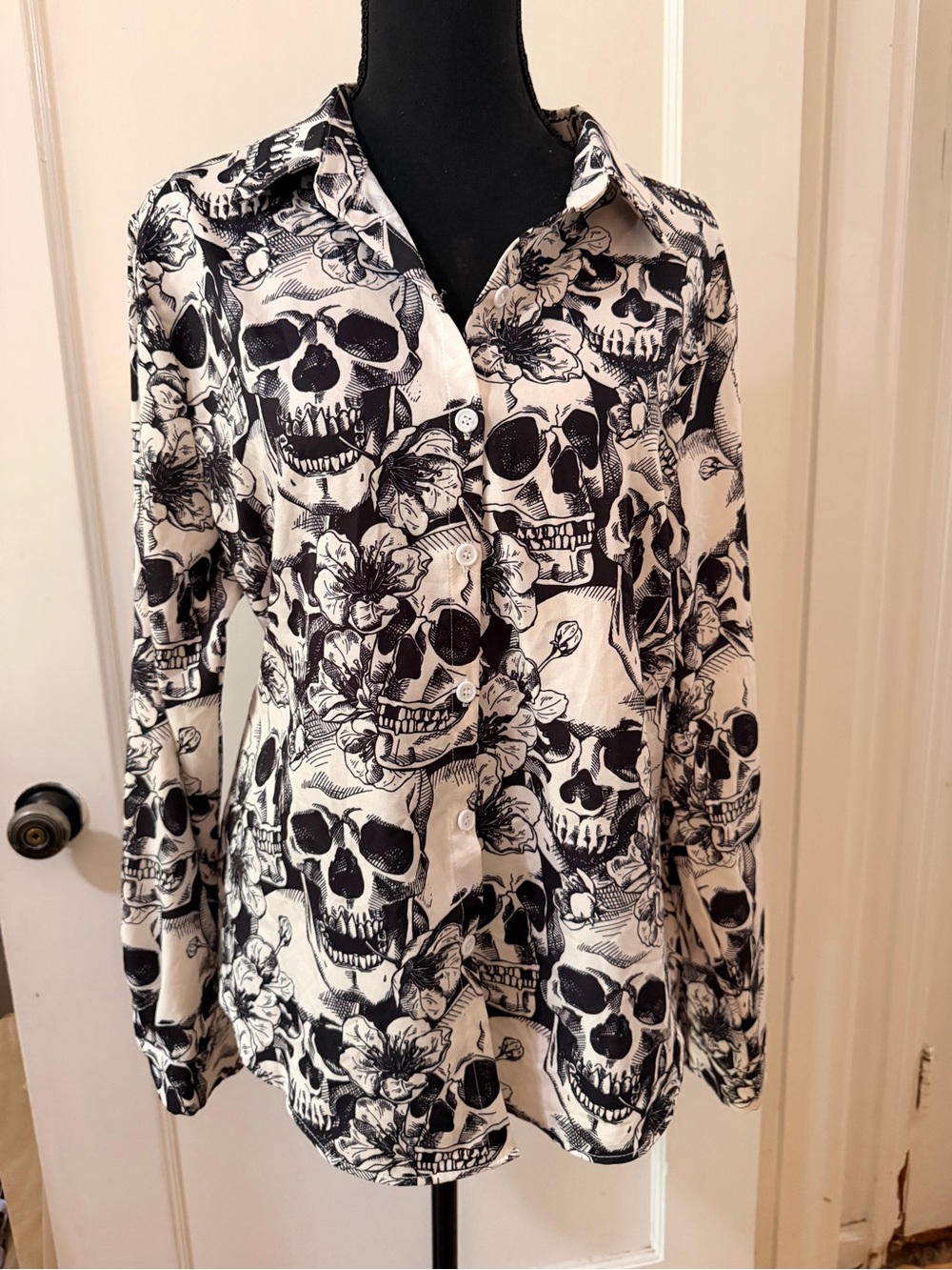 NWOT Black & White Skull & Floral Print Button-Up Shirt - Unbranded